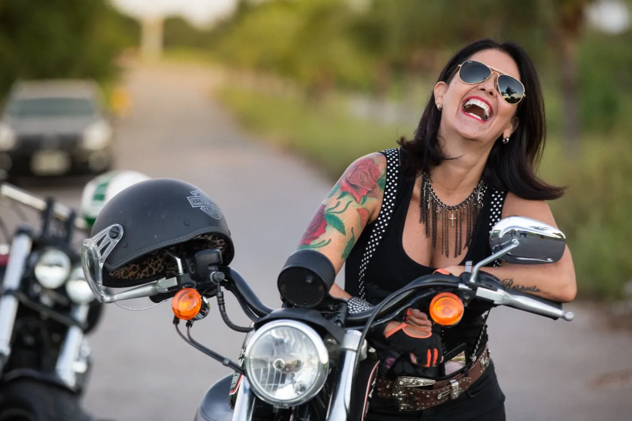 Claudia Freitas demonstra a satisfação pelo motociclismo ao dar entrevista sobre o assunto