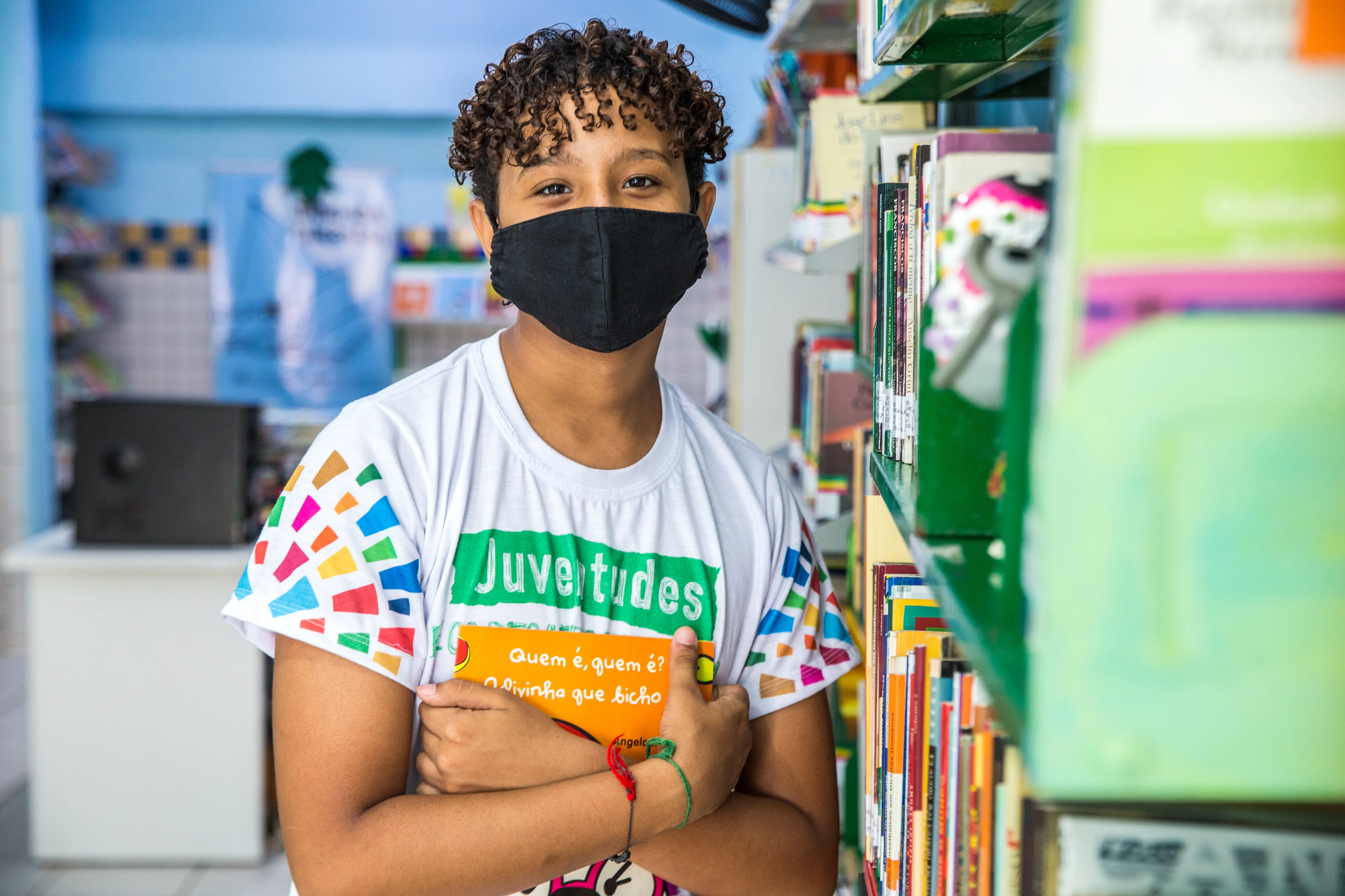 Joao Carlos faz parto do projeto na biblioteca comunitária Sorriso das Crianças onde grava vídeos e faz mediações literárias acessíveis em libras.