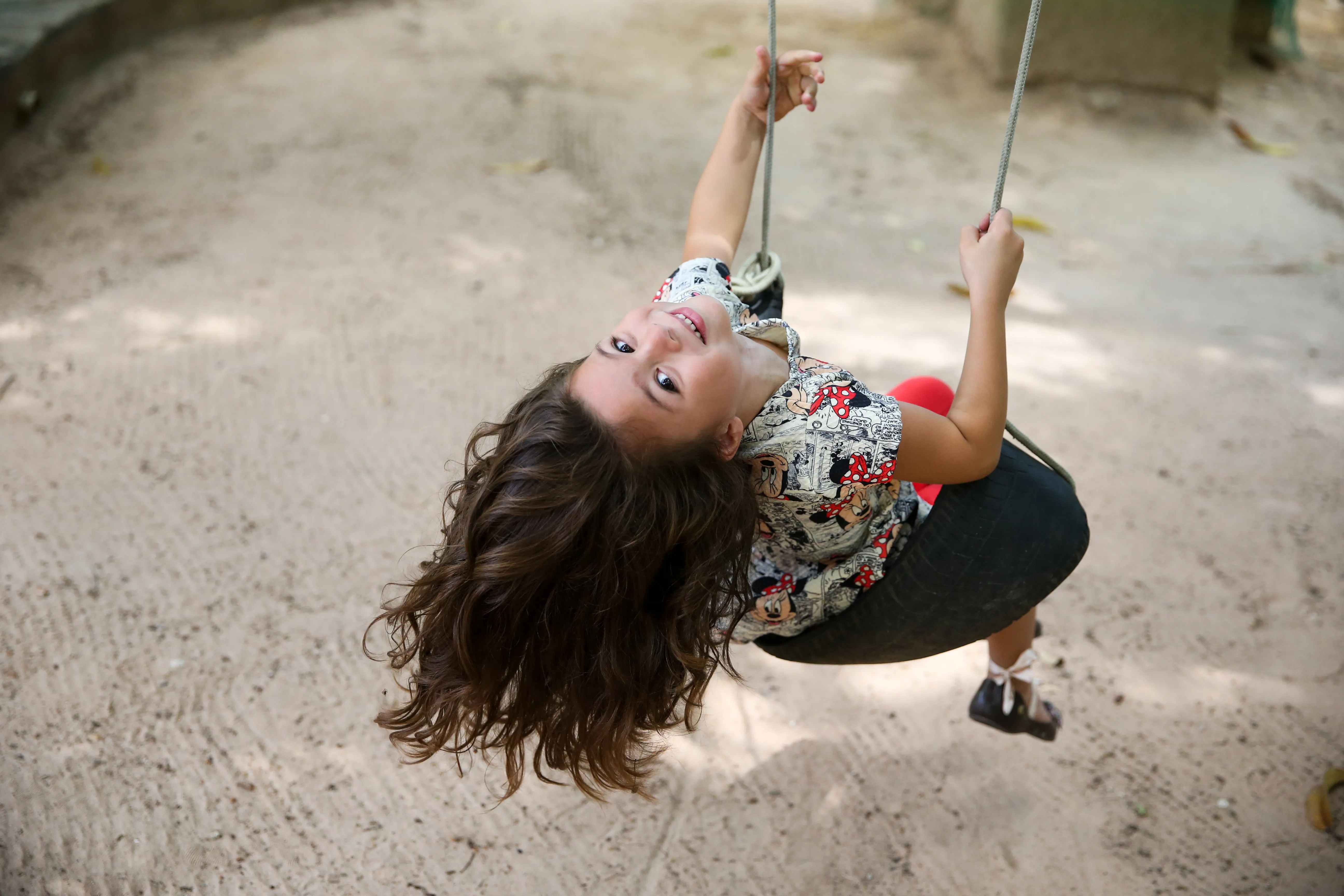 Menina aproveita balanço em exposição do Museu do Brinquedo