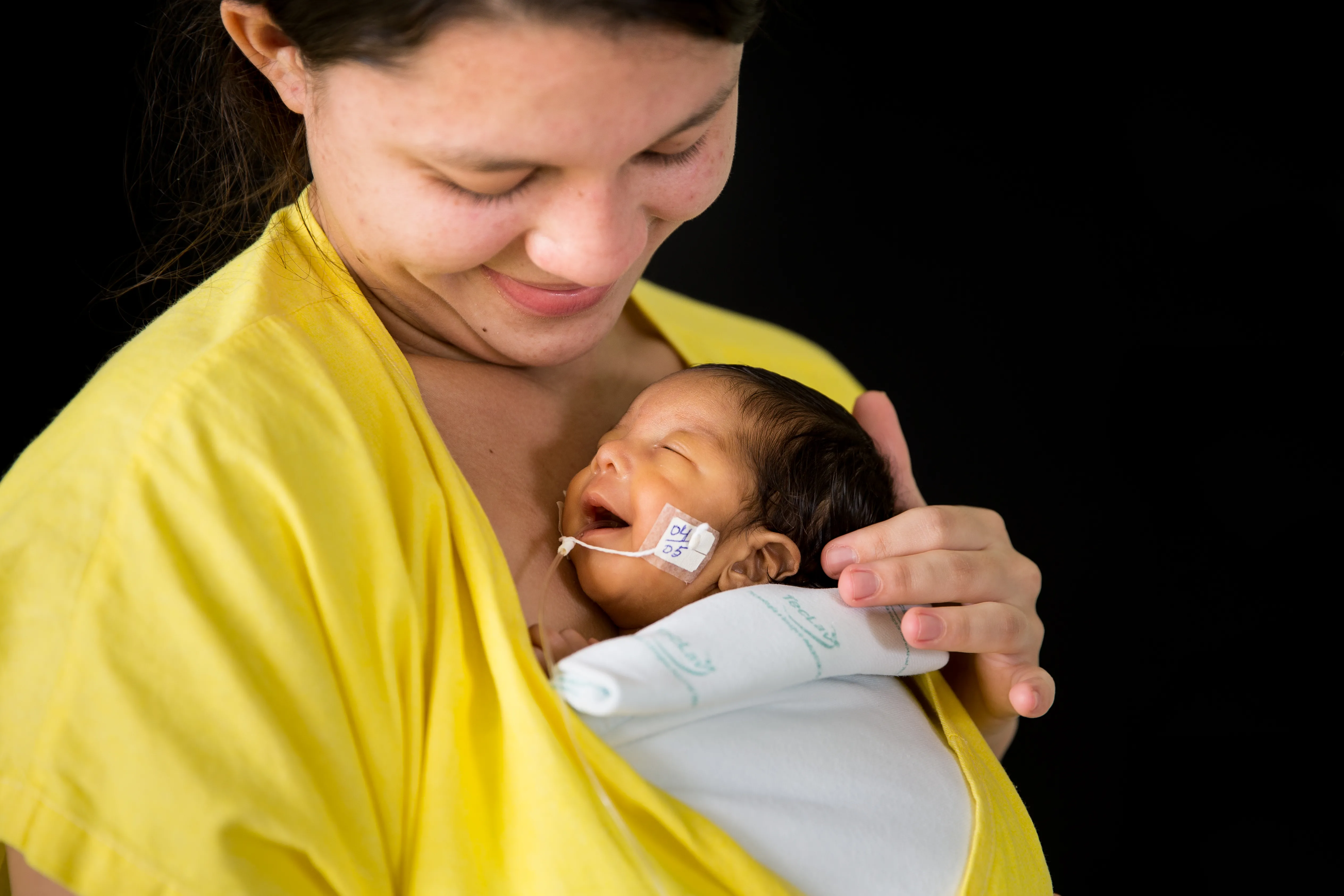 Mãe aprende sobre acalento em bebê prematuro