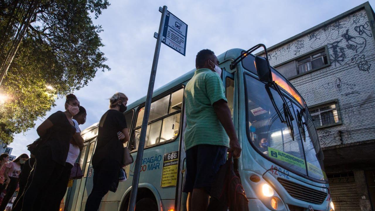 Pessoas usando máscaras de proteção facial esperando ônibus em parada em Fortaleza, no Ceará