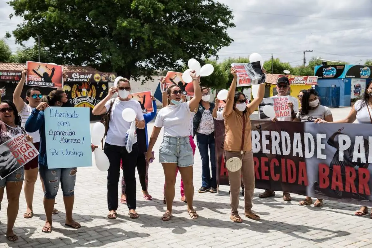 Pessoas reunidas empunha cartazes a favor de Maria Aparecida