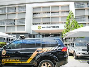 Viaturas na sede da Polícia Federal em Fortaleza