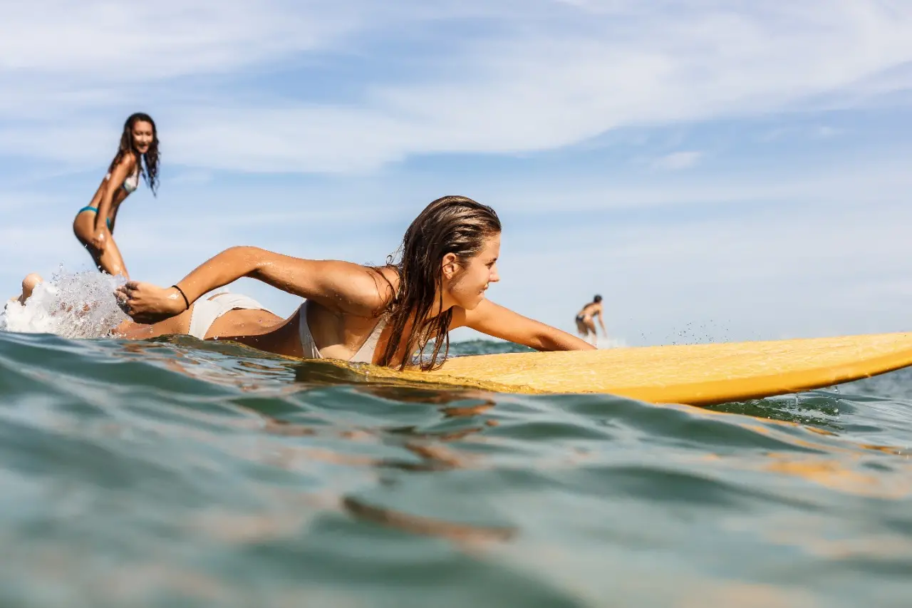 Imagem da notícia Saiba como cuidar do cabelo em contato frequente com mar e piscina para evitar ressecamento 
