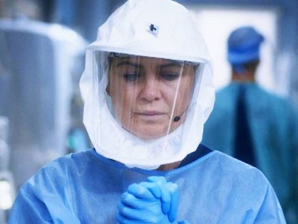 Personagem Meredith Grey com equipamento de proteção individual na série Greys Anatomy
