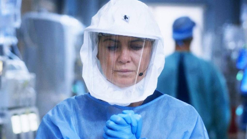 Personagem Meredith Grey com equipamento de proteção individual na série Greys Anatomy
