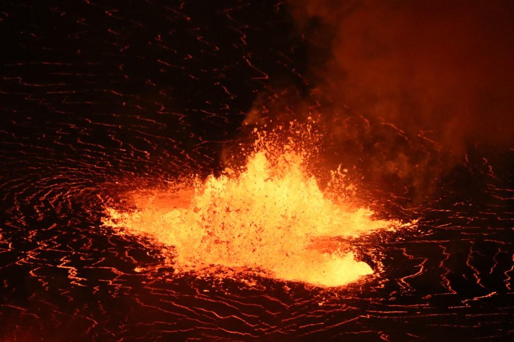 Erupção do vulcão Kilauea tem alta intensidade na cratera central.