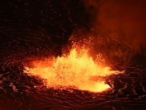 Erupção do vulcão Kilauea tem alta intensidade na cratera central.