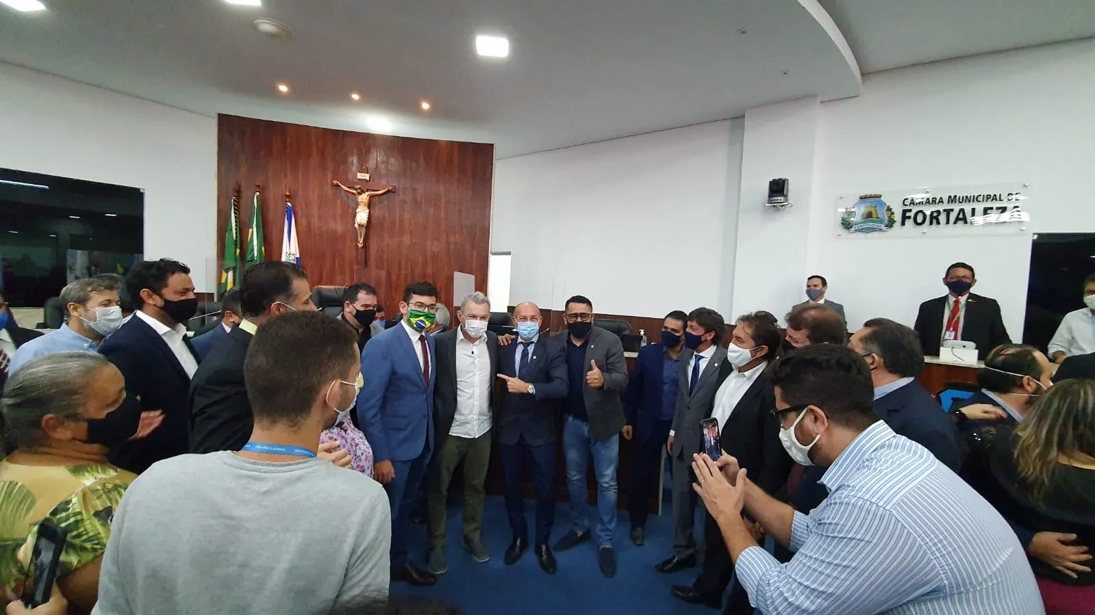 Carmelo Neto, Inspetor Alberto e Márcio Martins posando para fotos com o prefeito José Sarto