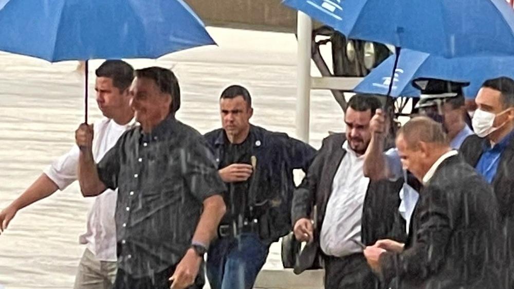Bolsonaro chegou a Maringá e cumprimentou autoridades e apoiadores sem máscara de proteção contra a Covid-19.