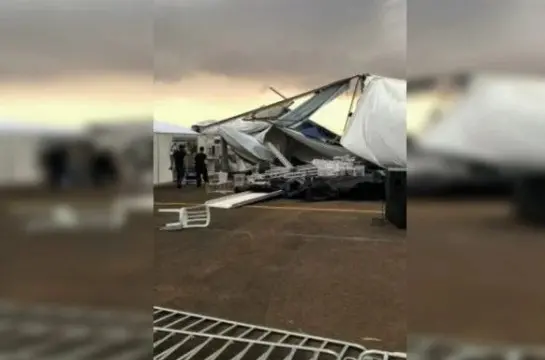 Tenda teria sido derrubada por ventania de mais de 50 km/h.