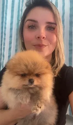 A médica veterinária Cristina Paiva com um dos filhotes do Lord, seu Spitz reprodutor
