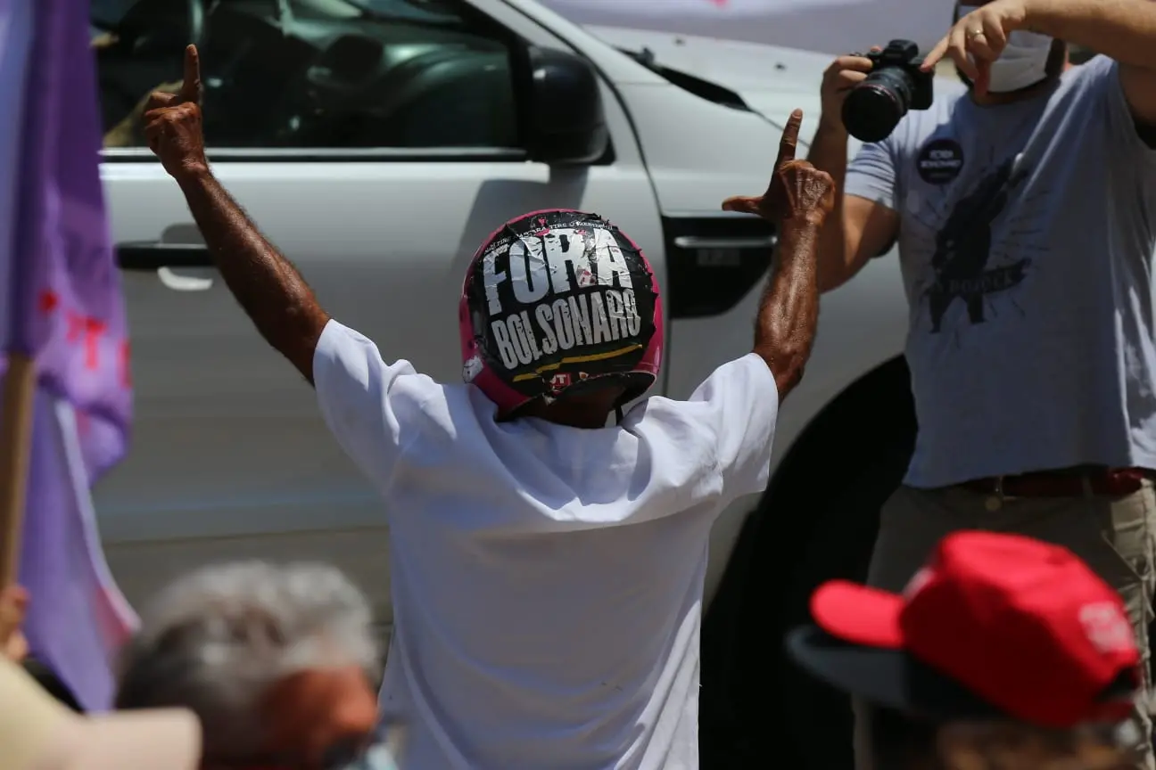 Manifestantes caminham pelas ruas do centro em protesto ao presidente Bolsonaro