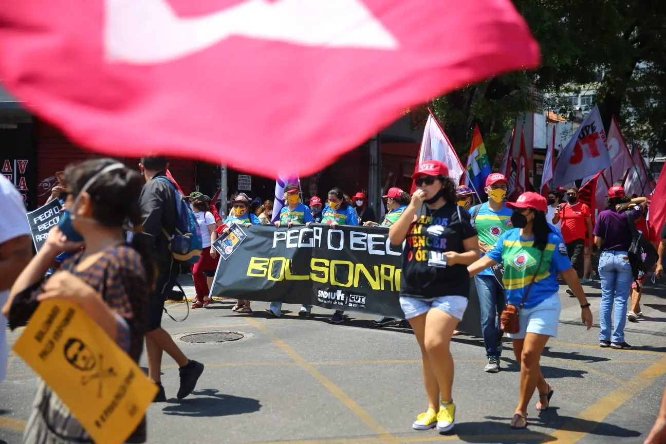 Manifestantes caminham pelas ruas do centro em protesto ao presidente Bolsonaro