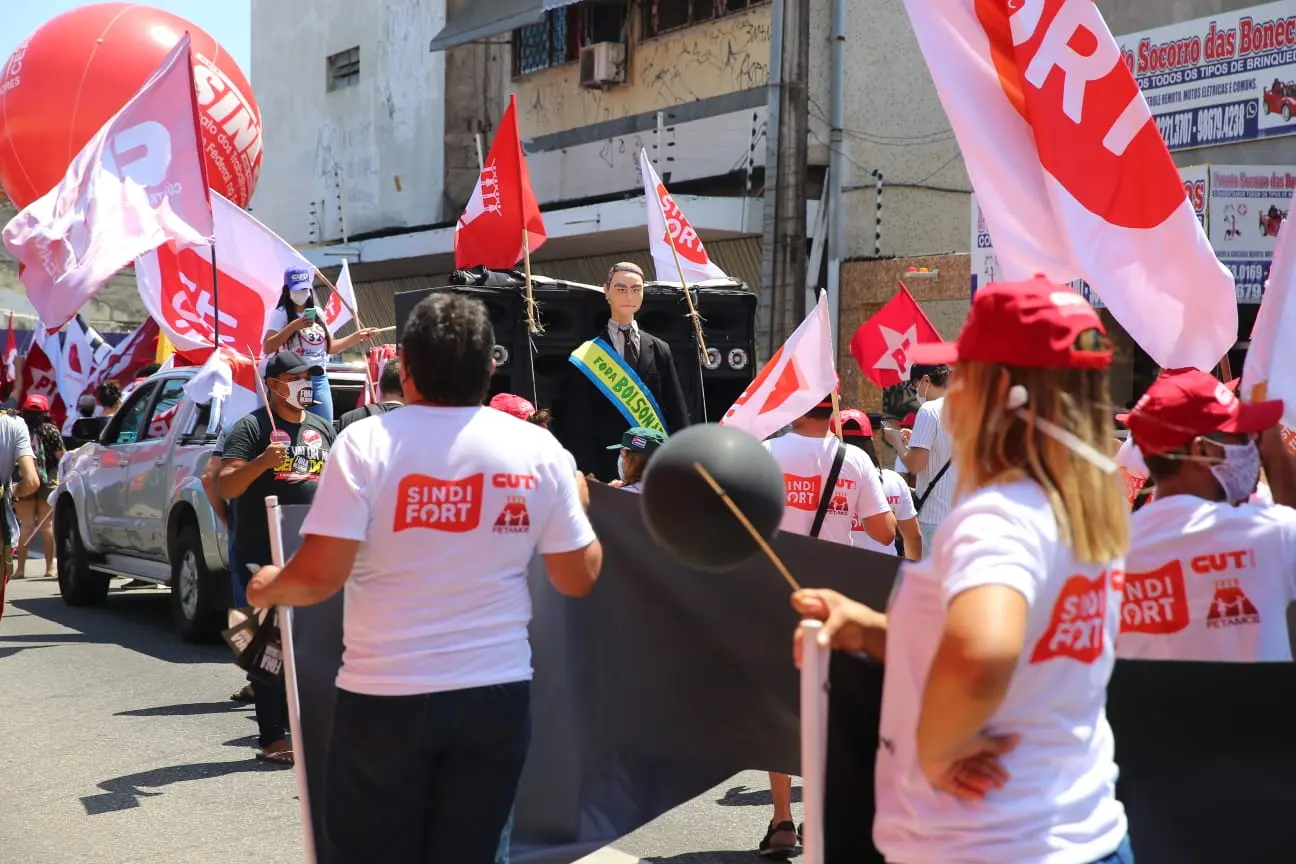 Manifestantes caminham pelas ruas do centro em protesto ao presidente Bolsonaro