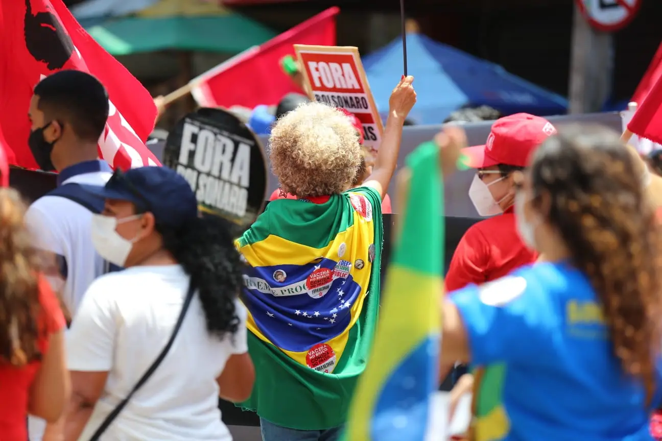 Manifestantes caminham pelas ruas do centro em protesto ao presidente Bolsonaro