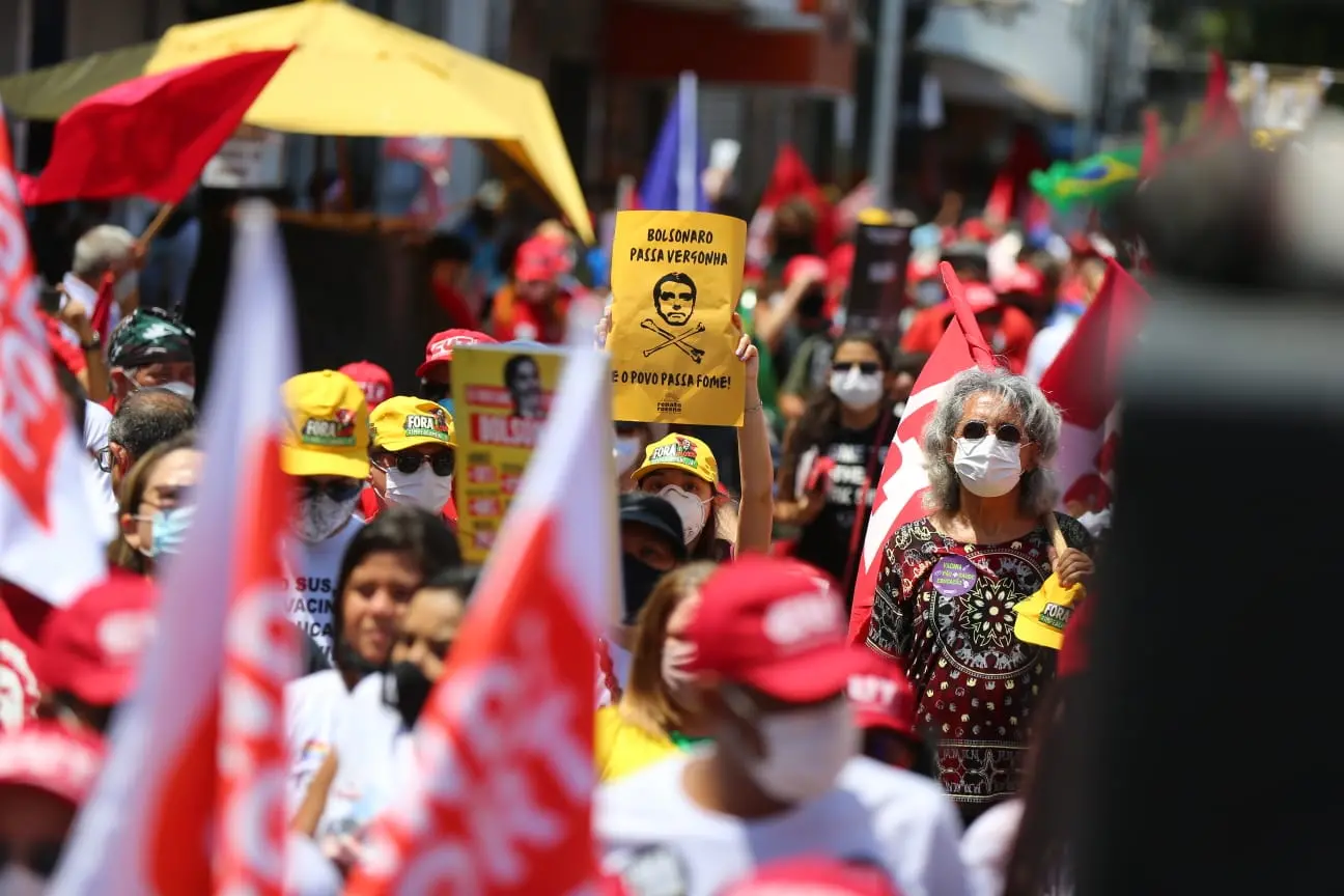 Manifestantes caminham pelas ruas do centro em protesto ao presidente Bolsonaro