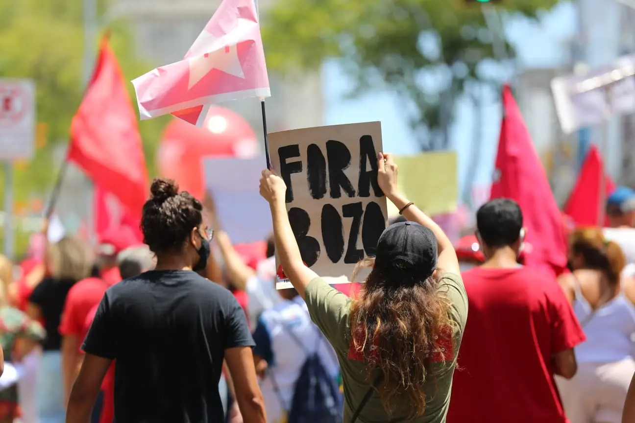 Manifestantes caminham pelas ruas do centro em protesto ao presidente Bolsonaro