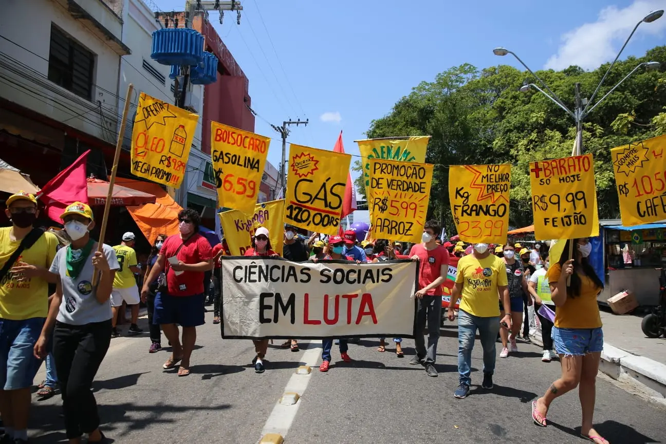 Manifestantes caminham pelas ruas do centro em protesto ao presidente Bolsonaro