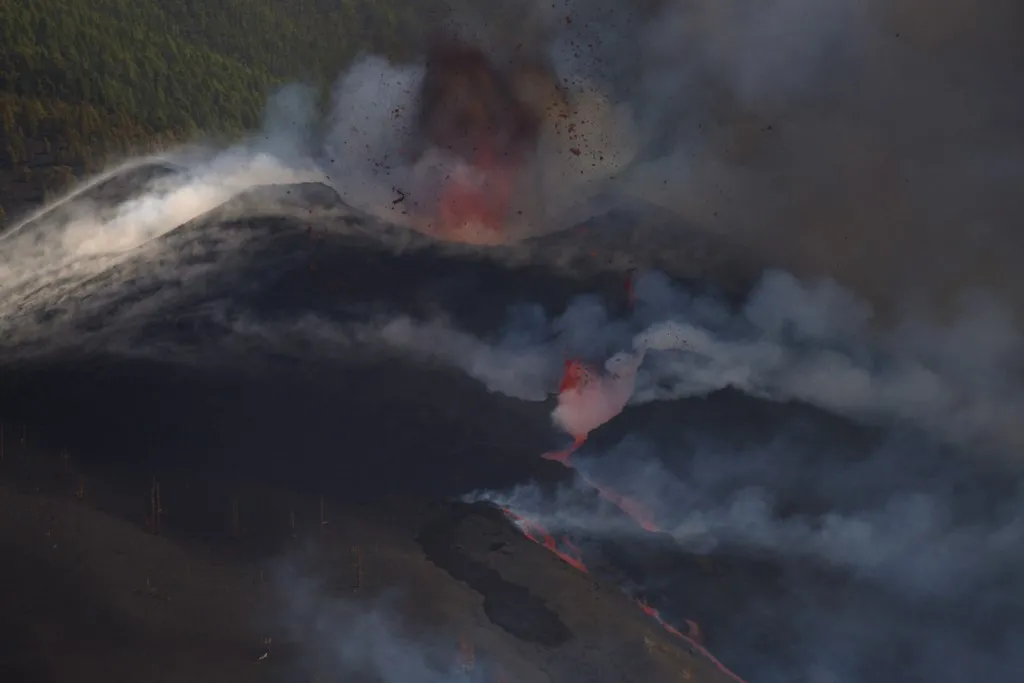 Vulcão Cumbre Vieja tem nova erupção nesta sexta-feira (1º).