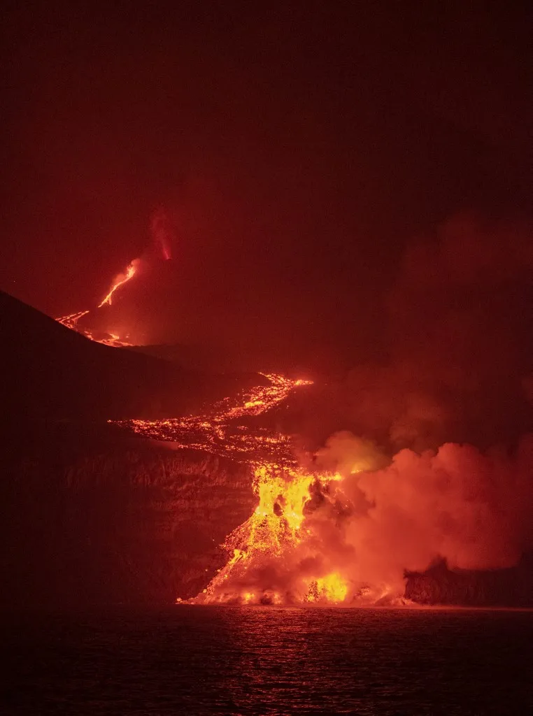 O ardente fluxo de lava finalmente chegou ao mar na madrugada de terça para quarta-feira, gerando grandes quantidades de fumaça e gás tóxico.