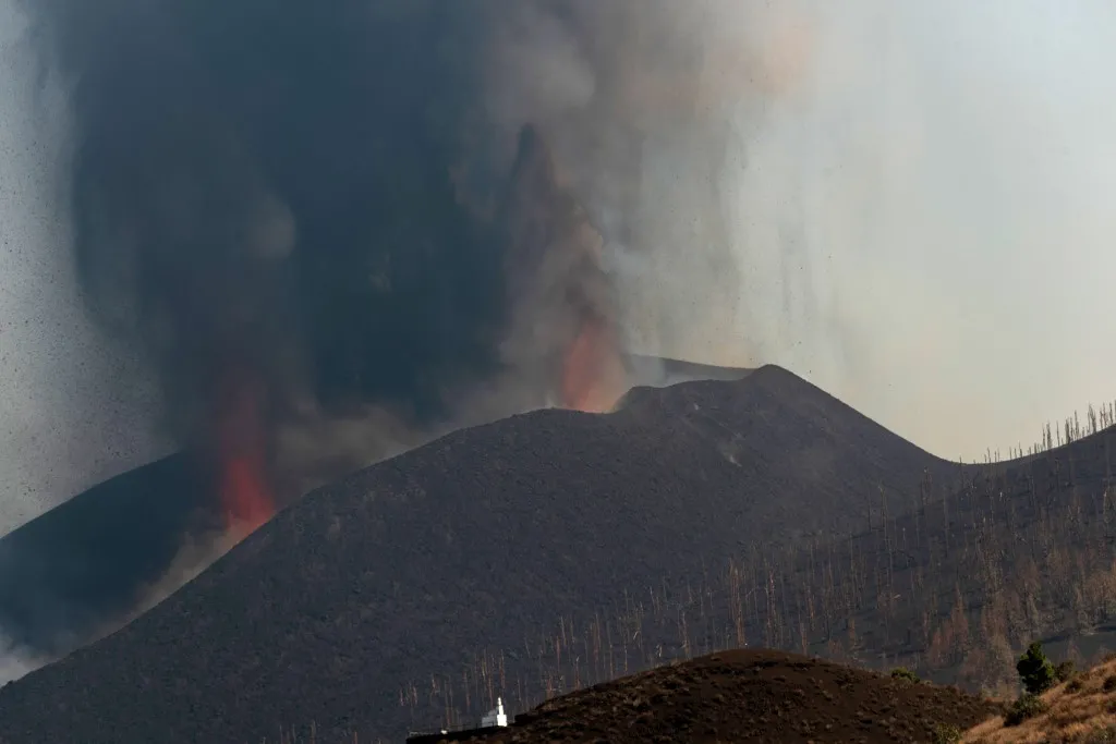 A erupção, que não deixou nenhum morto ou ferido até o momento, obrigou a remoção de cerca de 6.000 dos 85.000 habitantes da ilha