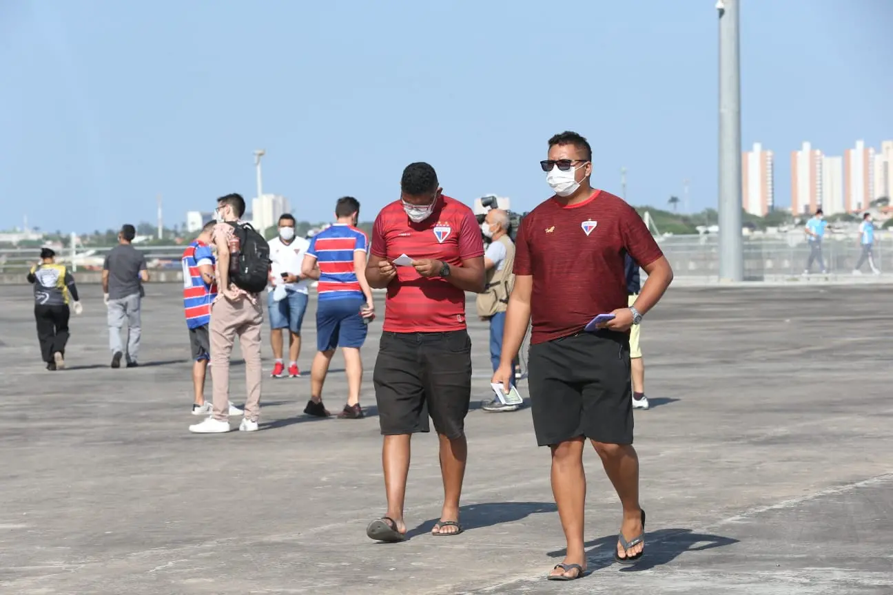 Torcedores do Fortaleza entrando na Arena Castelão