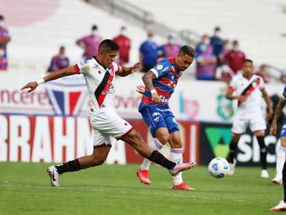 Fortaleza e Atlético-GO em campo na Arena Castelão