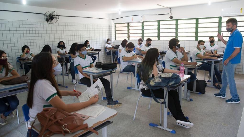 Alunos de máscara em sala de aula no Ceará