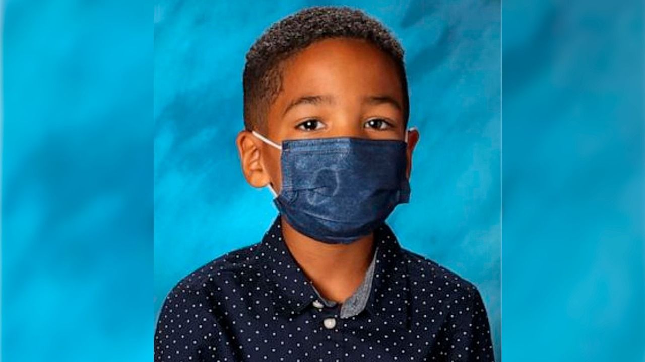 Criança se recusa a tirar máscara na hora da foto da escola e recebe R$ 180 mil como 'prêmio' pela boa conduta nos EUA
