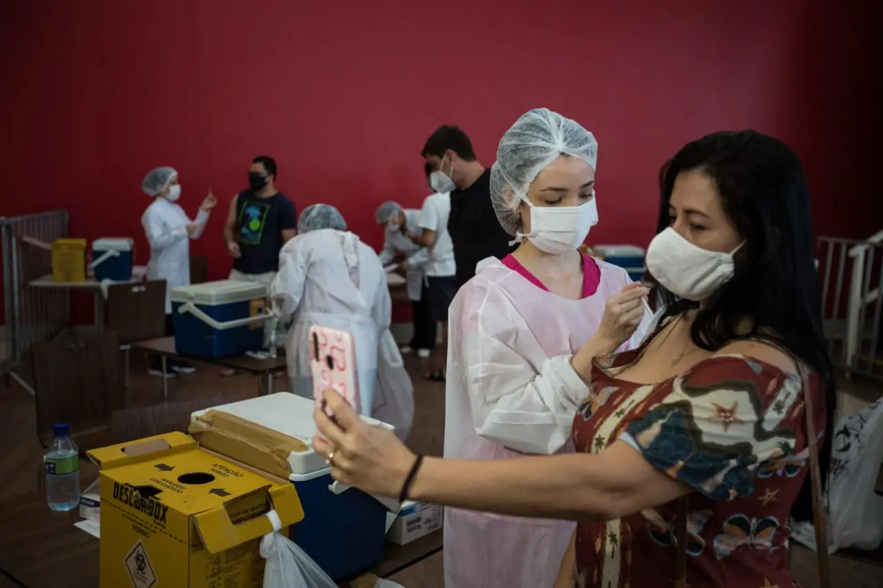 Listas de segunda-feira (4) e terça-feira (5) priorizam aplicação de segunda dose de vacinas contra a Covid-19.