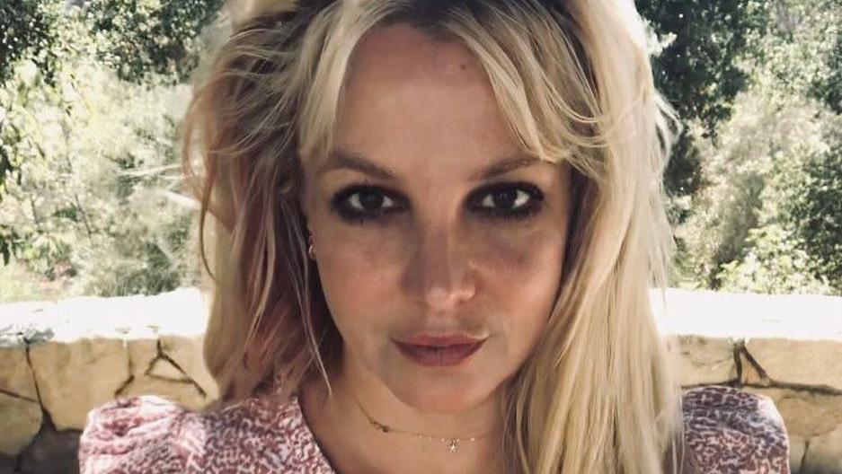Britney Spears em selfie com camisa rosa