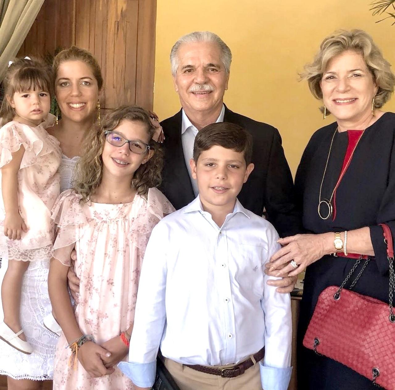 Ticiana com os filhos e os pais: Pio Rodrigues Neto e Stella Rolim