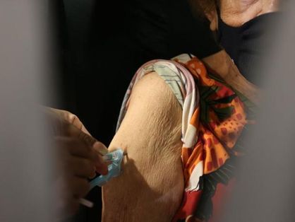 Idosa sendo vacinada contra a Covid-19 em Fortaleza, no Ceará