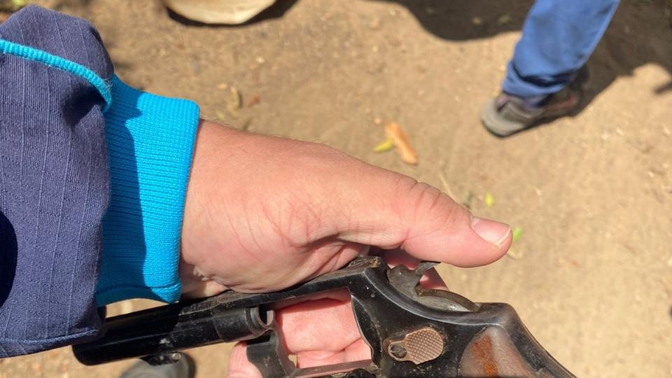Policial mostra arma em Guaraciaba do Norte