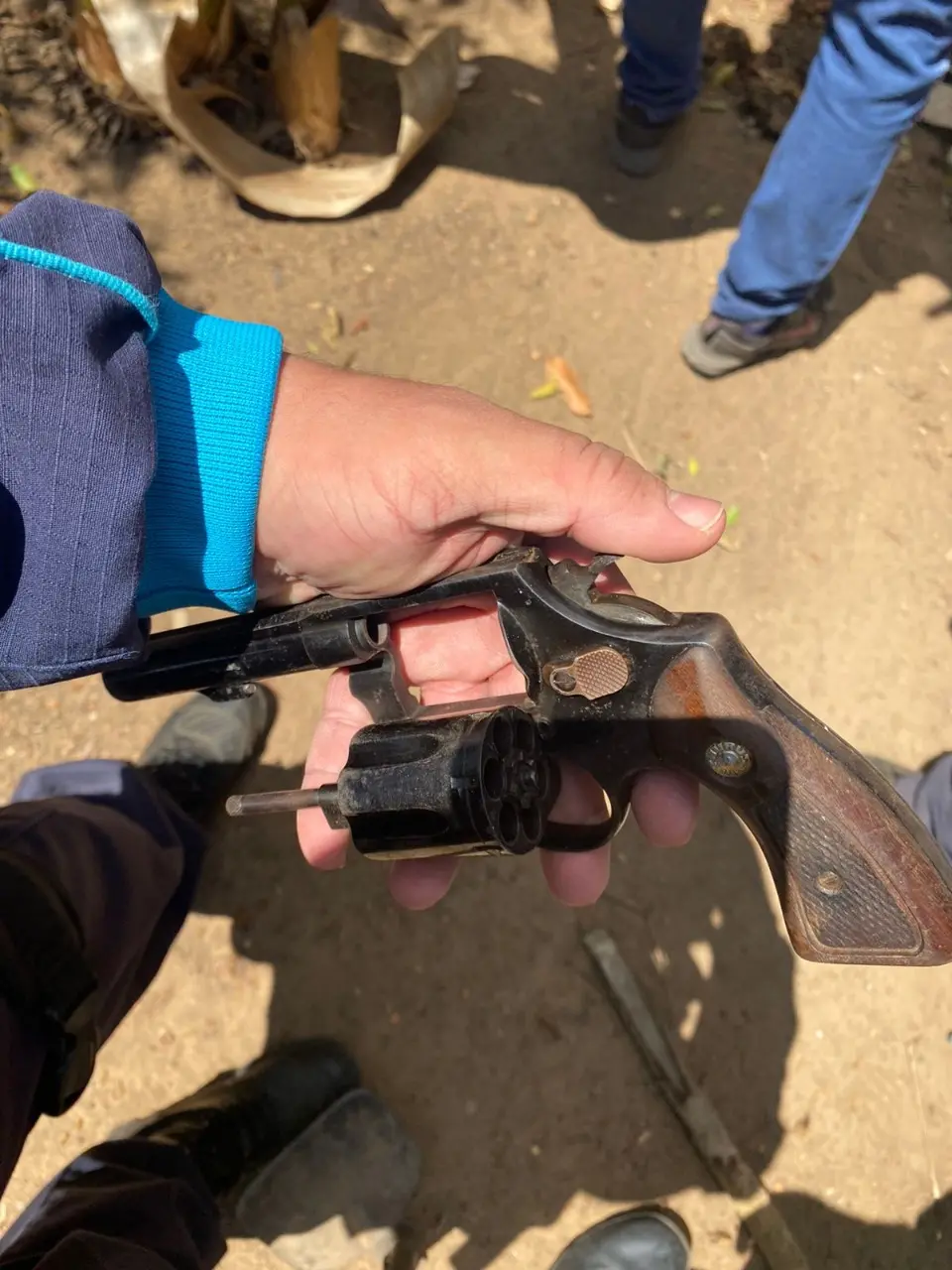 Policial mostra arma em Guaraciaba do Norte