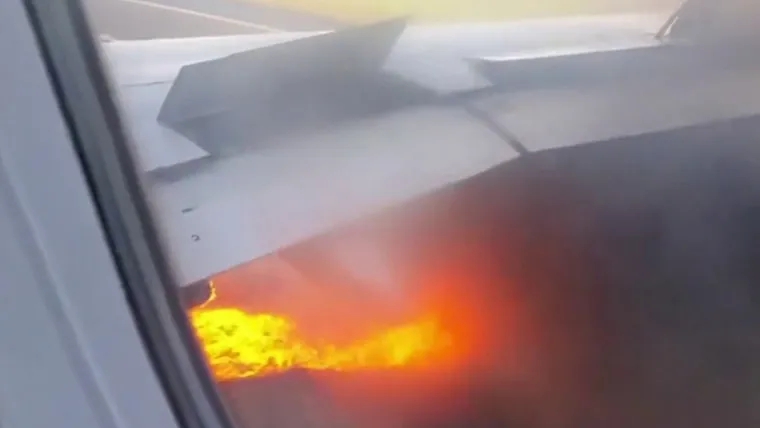 Motor de avião pega fogo e causa pânico a passageiros.