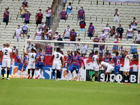 Fortaleza e Atlético-GO em campo com presença de torcedor