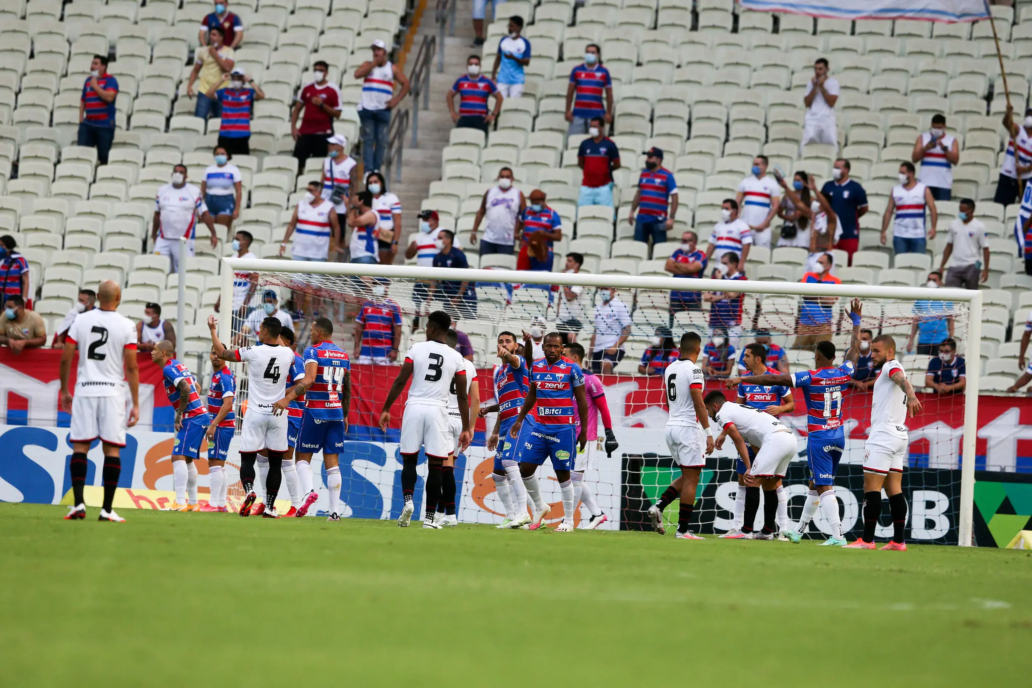 Fortaleza e Atlético-GO em campo com presença de torcedor