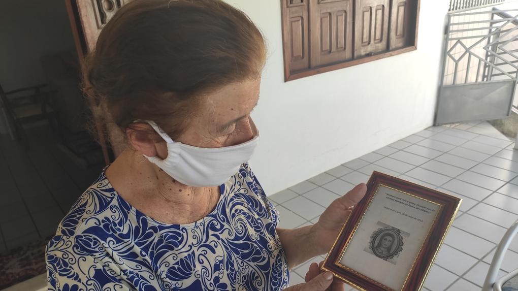 Iranir Oliveira, irmã de criação de Benigna, mantém lembranças da santa popular
