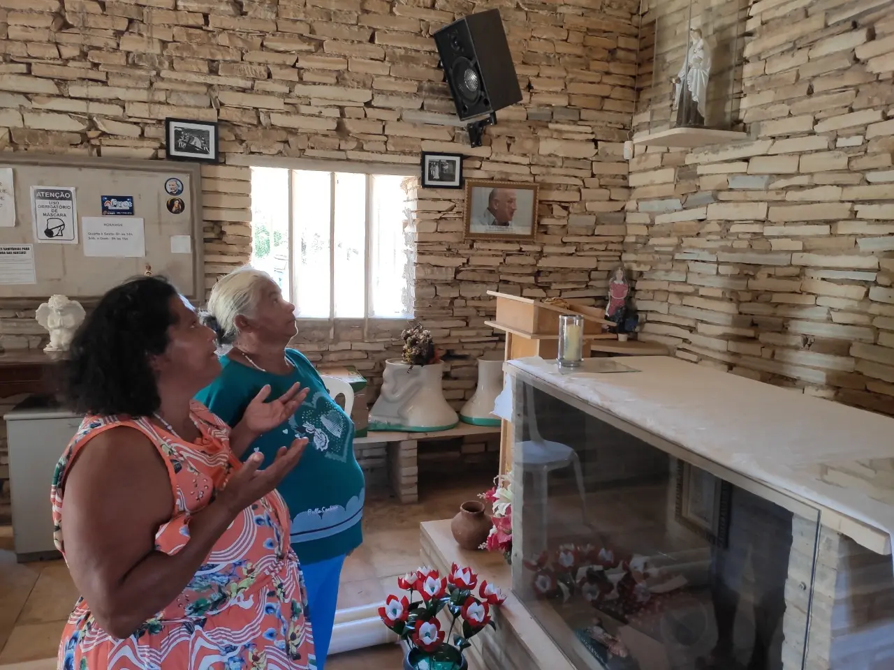 Maria Aparecida dos Santos e sua tia Francisca Benedita de Jesus foram ao Santuário de Benigna pagar promessa