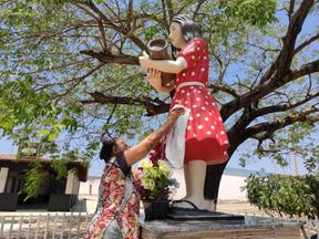 Maria Júlia da Silva, a Nair, diariamente cuida da estátua de Benigna, na entrada de Santana do Cariri