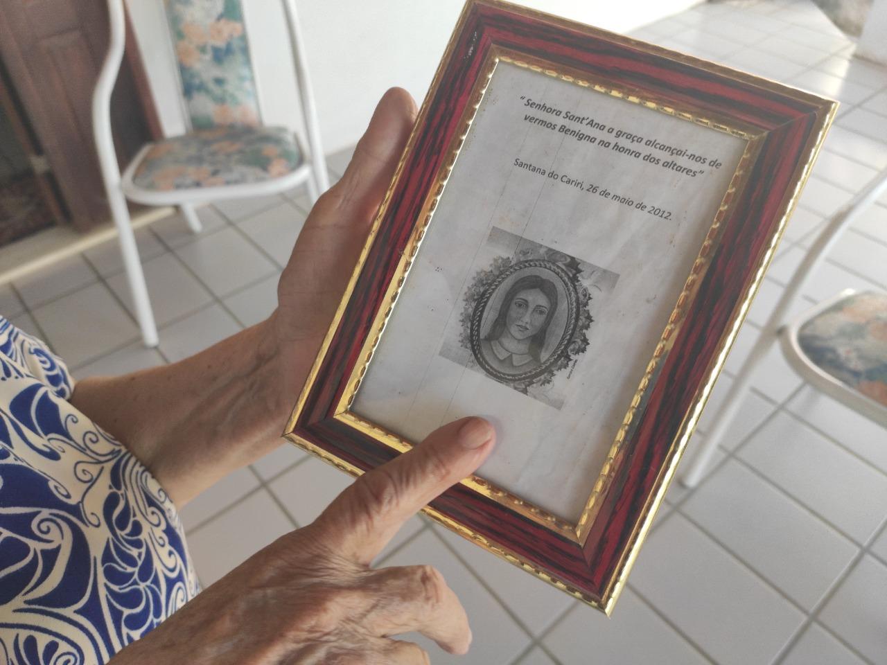 Iranir Oliveira, irmã de criação de Benigna, mantém lembranças da santa popular