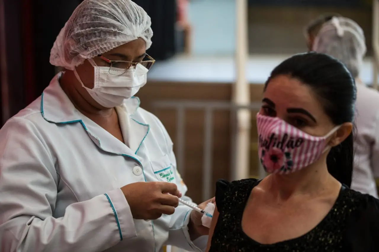 Na quinta-feira (7), a vacinação em Fortaleza será para D3 de profissionais da saúde e idosos e D2 de CoronaVac.