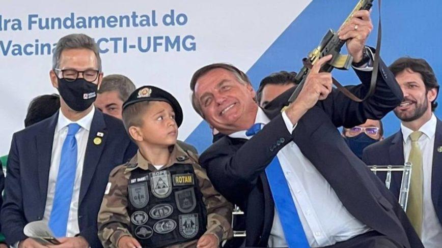 Bolsonaro e criança com arma de brinquedo