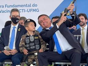 Bolsonaro e criança com arma de brinquedo