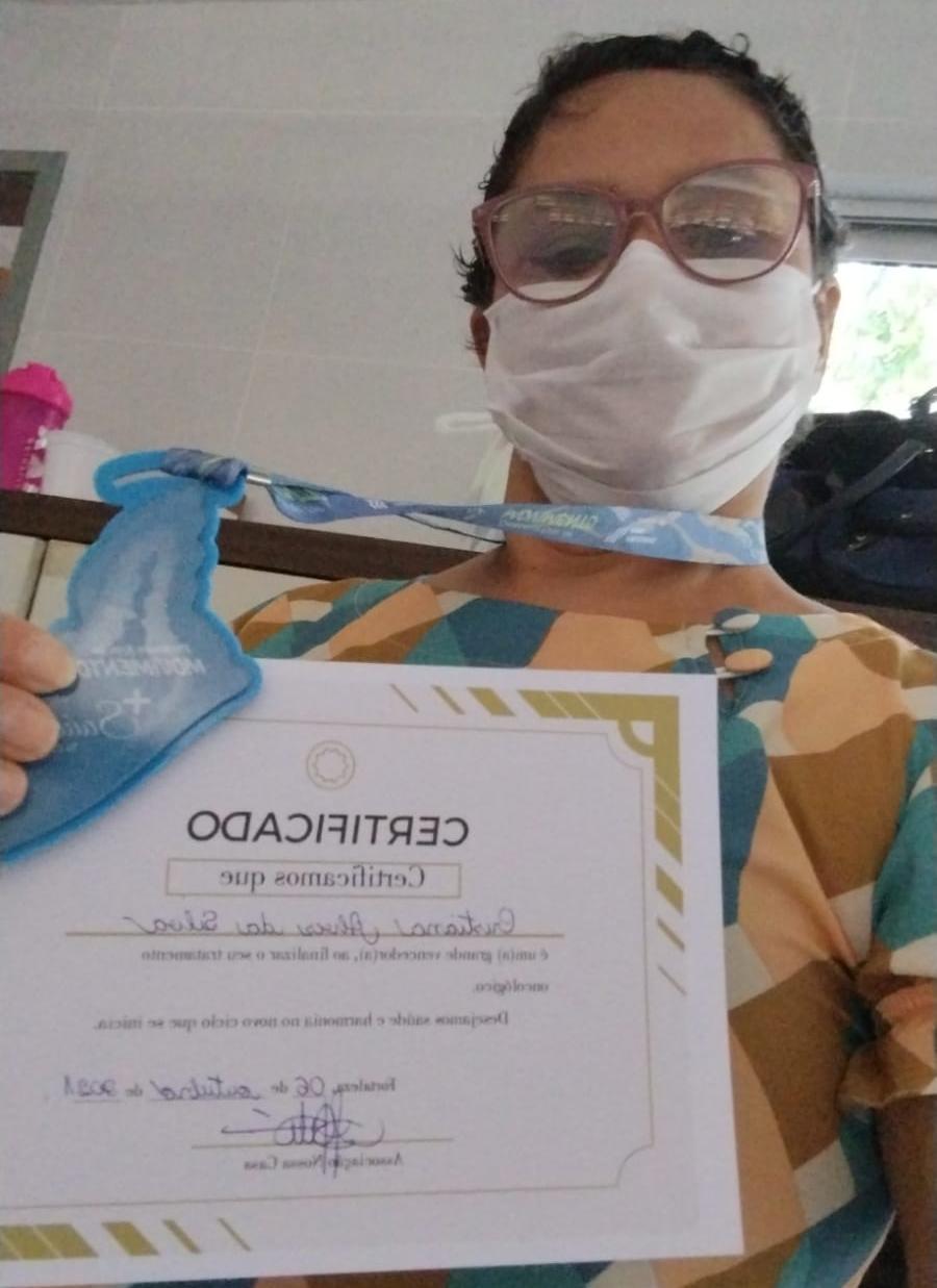 A cearense Cristiana Alves mostra certificado de cura do câncer de mama