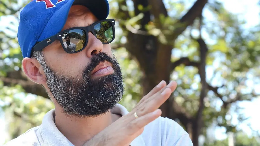 Allan do Santos de óculos escuros