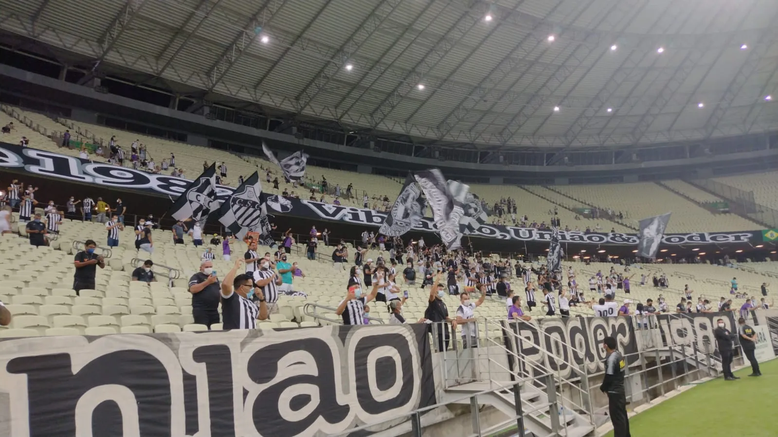 A torcida alvinegra jogou junto com o time neste reencontro, apoiando o Vovô o tempo todo e aplaudindo no final
