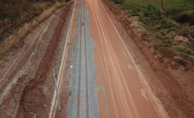 Imagem de drone mostra área onde foi realizada a construção de ferrovia em Davinópolis e encontrado o fóssil
